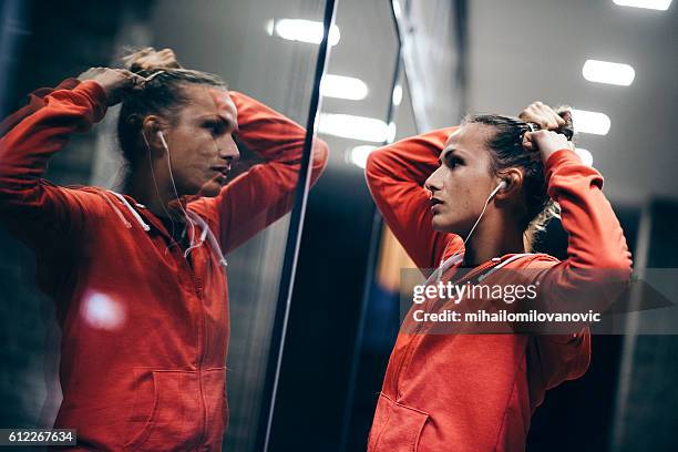 young runner preparing for exercise - power pose mirror stock pictures, royalty-free photos & images