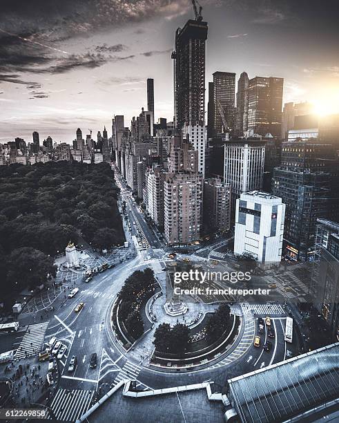 praça columbus circle em manhattan na noite - círculo de colombo - fotografias e filmes do acervo