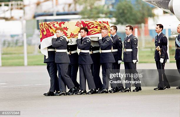 Diana, Princess of Wales Coffin arrives at RAF Northolt, South Ruislip, from Villacoublay airfield, France, Sunday 31st August 1997. The Queen's...