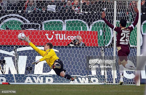 Pinto schiesst das Tor zum 3:1 , Abdellaoue schiesst nach , Bayerns Torwart Thomas Kraft muss hinter sich greifen Fussball 1. Bundesliga : Hannover...