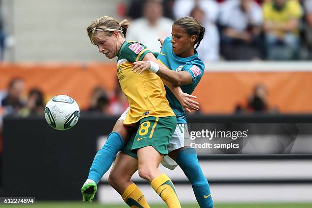 V.l. Elise Kellond Knight gegen Fabiana Gruppe D Brasilien 0 FifA Frauen Fussball WM Weltmeisterschaft 2011 in Deutschland FIFA women football world...