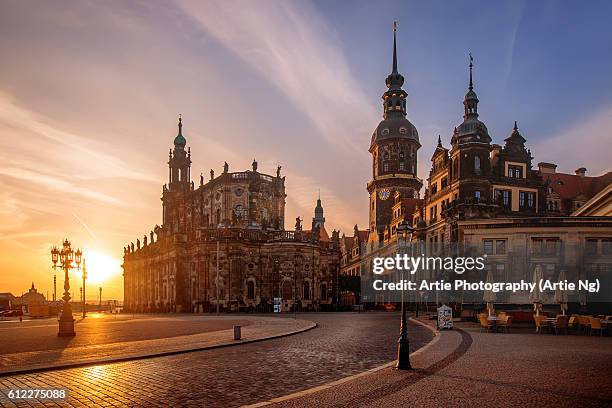 sunrise view of dresden cathedral (katholische hofkirche) and dresden castle (dresdner schloss) at theaterplatz, dresden, germany - saxony stock-fotos und bilder