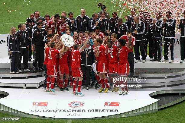 Mannschaft des FC Bayern München mit Meisterschale bei der Ehrung 1 Bundesliga Fussball FC Bayern München - FC Augsburg Deutscher Fussball Meister...