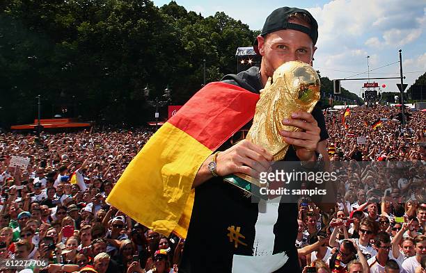 Benedikt Höwedes Deutschland mit Weltcup , Weltpokal , "WM Pokal" , Weltmeisterschaftspokal , Rückkehr der Deutschen Fussball Nationalmannschaft nach...