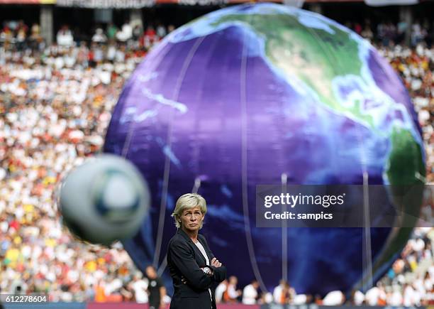 TRainerin Silvia Neid mit weltkugel und Fussball Eröffnungsspiel Deutschland - Kanada FifA Frauen Fussball WM Weltmeisterschaft 2011 in Deutschland...