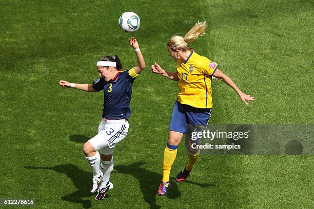 V.l.Natalia Gaitan gegen Lisa Dahlkvist Vorrunde Gruppe C Kolumbien 1 Colombia Sweden 0:1 FifA Frauen Fussball WM Weltmeisterschaft 2011 in...