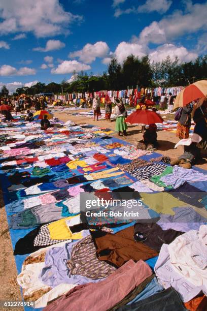 open air market selling clothing - papua new guinea market stock pictures, royalty-free photos & images