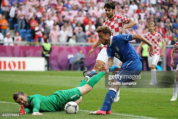 V.l. Stipe Pletikosa Croatia Kroatien gegen Claudio Marchisio Italien Italy Vorrunde Spiel 10 Gruppe Gruppe C Italien 1 Fussball EM UEFA Euro...