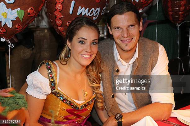 Daniel VAN BUYTEN FC Bayern München mit Frau Celine auf dem Münchner Oktoberfest Wiesnbesuch des FC Bayern München