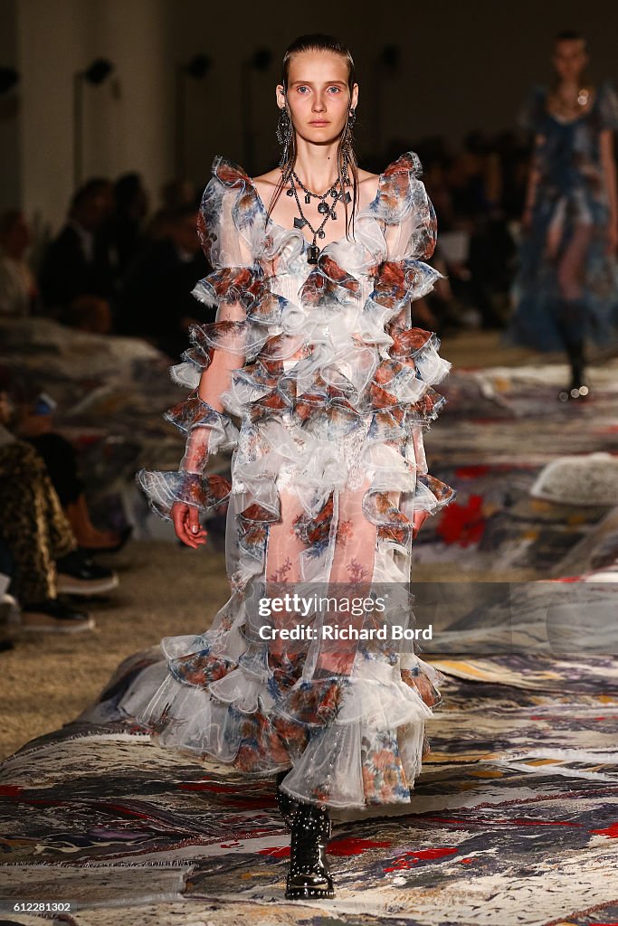 Alexander McQueen : Runway - Paris Fashion Week Womenswear Spring/Summer 2017