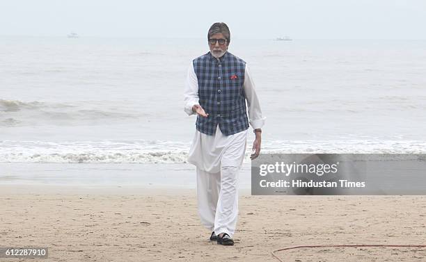 Bollywood actor Amitabh Bachchan during the ‘NDTV - Dettol Banega Swachh India’ cleanliness drive at Juhu Beach on October 2, 2016 in Mumbai, India.
