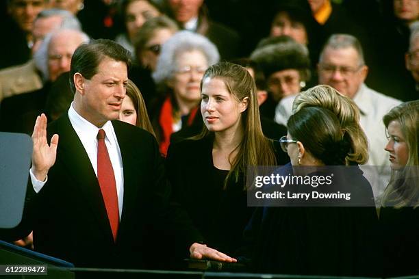 Albert Gore prête serment devant ses filles, sa femme et Ruth Bader Ginsburg de la Cour Supreme.