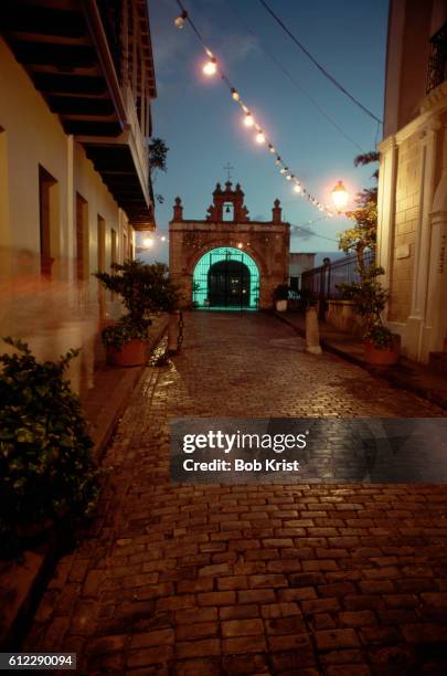 calle cristo at night - velha san juan imagens e fotografias de stock