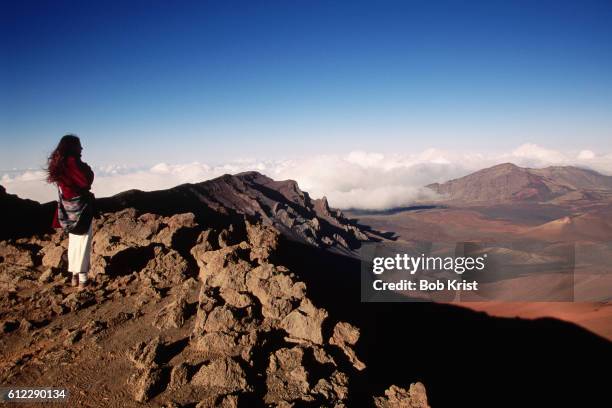 tourist views landscape of haleakala crater - shield volcano stock-fotos und bilder