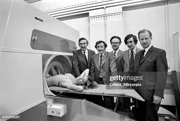 Ray scanner with the team from L/R Godfrey Hounsfield , Tony Williams , Peter Langstone , Steve Bates , Chris Lemay . April 1975 75-1905-008