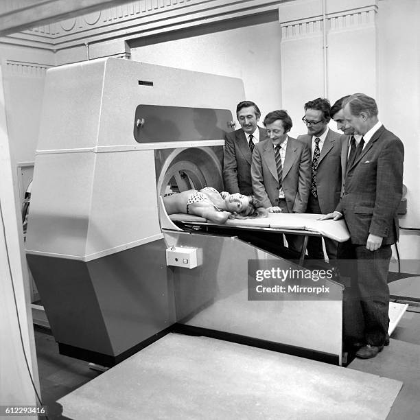 Ray scanner with the team from L/R Godfrey Hounsfield , Tony Williams , Peter Langstone , Steve Bates , Chris Lemay . April 1975 75-1905-003