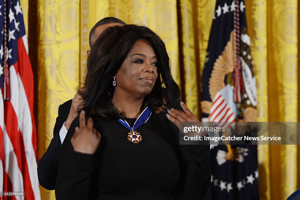 President Barack Obama awards the 2013 Presidential Medal of Freedom to operah Winfrey