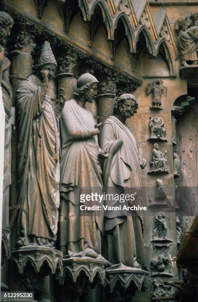notre-dame cathedral in reims: statues of right portal of the facade - catedral de reims fotografías e imágenes de stock