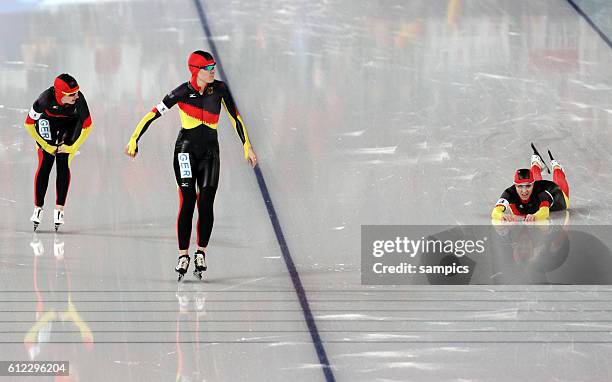 Anni Friesinger Postma rutscht mit Team Deutschland ins Finale links Daniela Anschuetz Thoms , mitte Stephanie Beckert Olympische Winterspiele 2010...