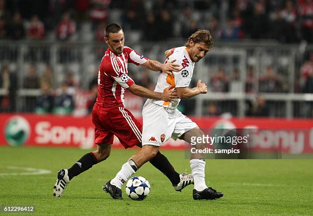 Diego Contento gegen Francesco Totti Fussball Championsleague FC Bayern Munchen - AS Rom 2:0 Saison 2010 / 2011 15. 9 . 2010