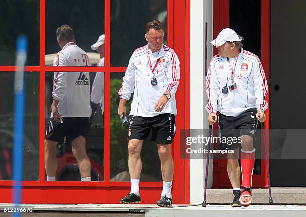 Co Trainer Hermann Gerland mit Krucken und Gipsbein und Trainer Louis van Gaal Training FC Bayern Munchen Saison 2010 / 2011
