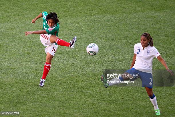Monica Ocampo gegen Alex Scott Vorrunde Gruppe B Mexiko 1 FifA Frauen Fussball WM Weltmeisterschaft 2011 in Deutschland FIFA women world cup 2011...