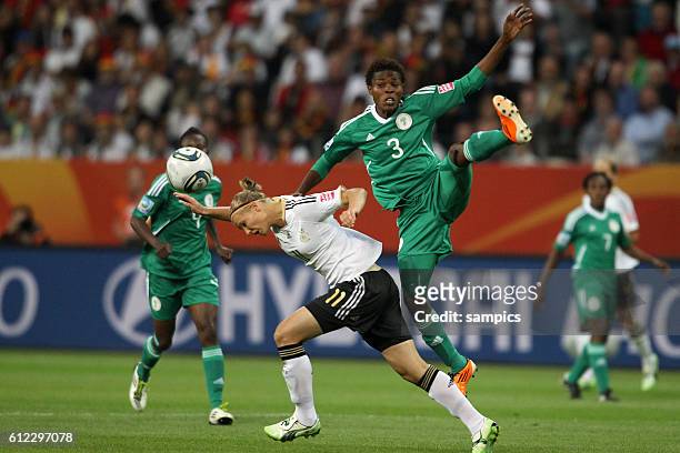 Alexandra Popp GER gegen Osinachi OHALE Nigeria Vorrunde Gruppe A Deutschland Nigeria 1:0 FifA Frauen Fussball WM Weltmeisterschaft 2011 in...