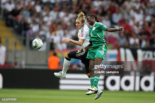 V.l. Kim Kulig GER gegen Perpetua NKWOCHA Nigeria Vorrunde Gruppe A Deutschland Nigeria 1:0 FifA Frauen Fussball WM Weltmeisterschaft 2011 in...