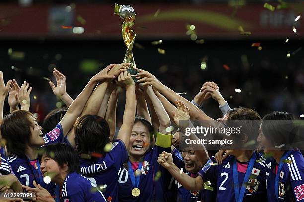 Regt den WM Pokal stolz in den Abendhimmel Homare Sawa Japan Finale final Japan - USA FifA Frauen Fussball WM Weltmeisterschaft 2011 in Deutschland...