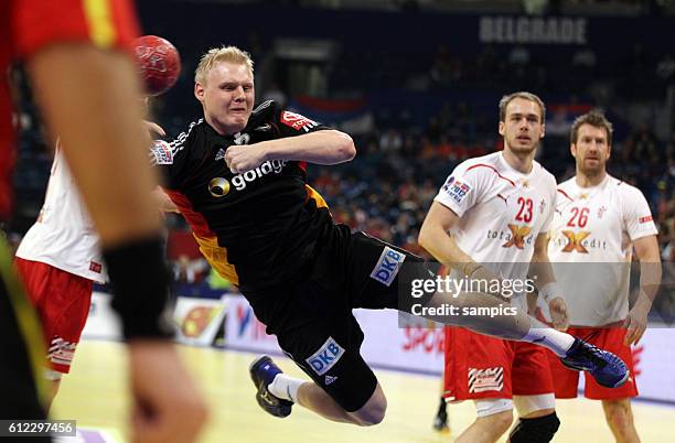 Patrick Wiencek beim Wurf , rechts Henrik TOFT HANSEN , Kasper NIELSEN Handball Männer Europameisterschaft 2012 Hauptrunde : Dänemark - Deutschland...