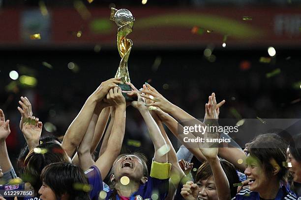 Regt den WM Pokal stolz in den Abendhimmel Homare Sawa Japan mit ihrer Mannschaft Finale final Japan - USA FifA Frauen Fussball WM Weltmeisterschaft...