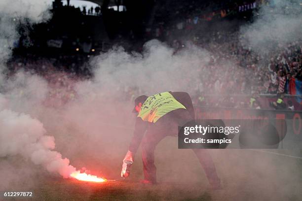 Bengalisches Feuer Leuchtfeuer auf dem Platz geworfen von Kratien Fans wird von Ordner entfernt Vorrunde Spiel 10 Gruppe Gruppe C Italien 1 Fussball...