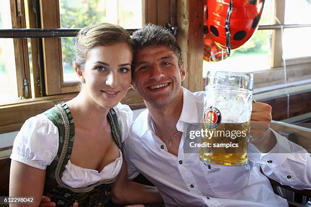 Lisa Muller und Thomas Muller Mueller FC Bayern Munchen Oktoberfestbesuch des FC Bayern Munchen