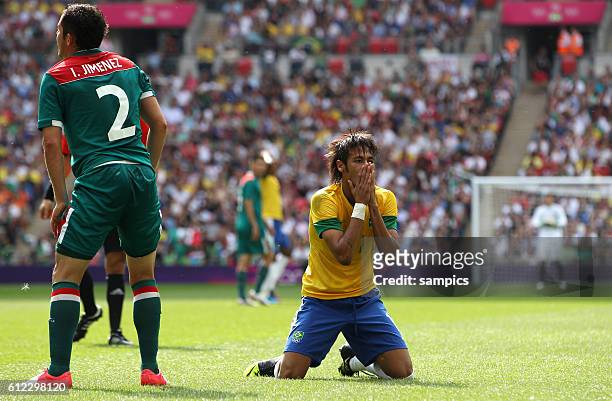 Neymar am Boden , links Israel Jiminez Olympische Sommerspiele 2012 London : Fussball Männer Finale Brasilien 2 Wembley Stadion Olympic Summer Games...