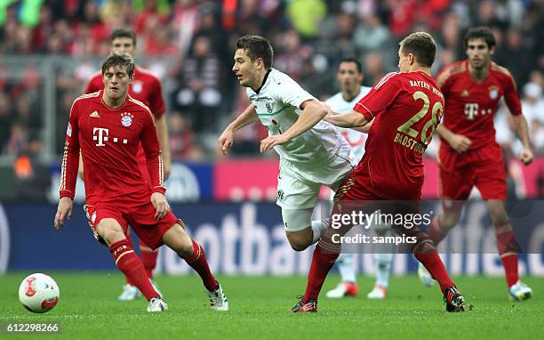 Artur Sobiech gegen Toni KROOS FC Bayern München und Holger Badstuber FC Bayern München 1 Bundesliga Fussball FC Bayern München -Hannover 96 5:0...