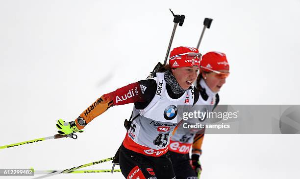 Laura Dahlmeier GER vor Franziska Preuss GER Biathlon Weltcup Hochfilzen Saison 2013 / 2014