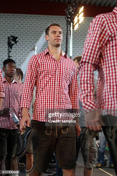 Manuel Neuer Beim traditionellen Trachten-Shooting von Paulaner präsentierte sich der Double-Gewinner mit sechs Weltmeistern in seinen Reihen ganz...