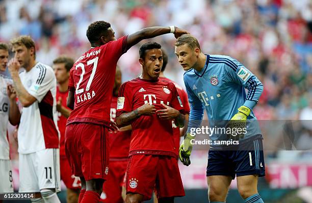 Klaps für den Keeper : David Alaba streicht Manuel Neuer über den Kopf , dazwischen Thiago Alcantara Fußball 1. Bundesliga : FC Bayern München -...