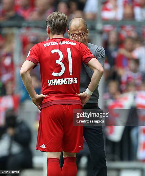 Josep Pep Guardiola , Trainer FC Bayern München nach dem Platzverweis von Pepe reina bespricht neue Taktik mit Bastian Schweinsteiger Fußball 1....