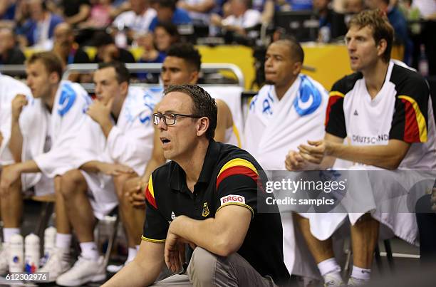 Chris Fleming , Head Coach Germany enttäuscht im Hintergrund die Mannschaft mit Dirk Nowitzki Euro Basket 2015 : Germany - Turkey