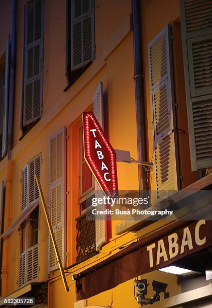 typical "tabac", french tobacco store sign in nice, france - letrero de tienda fotografías e imágenes de stock