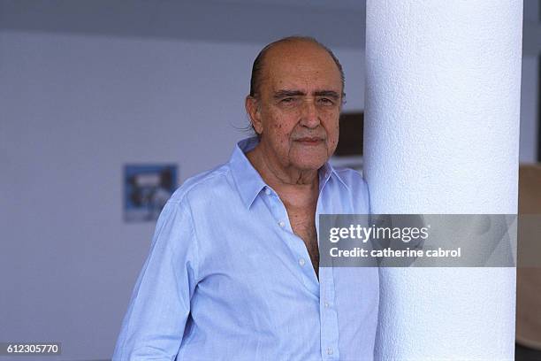 Oscar Niemeyer for the series Le ventre de l'architecte by photographer Catherine Cabrol.