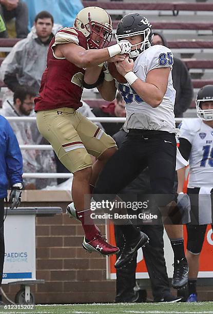 Boston, MA Boston College Eagles Matt Milano cannot deny Buffalo Bulls Mason Schreck reception during second half action at Alumni Stadium at Boston...