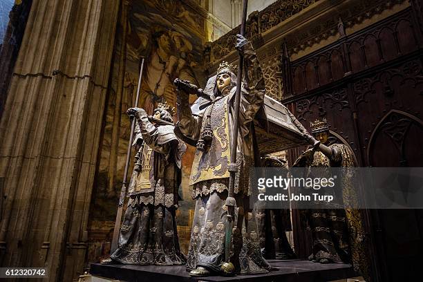 the tomb of christopher columbus, seville cathedral. - seville cathedral stockfoto's en -beelden