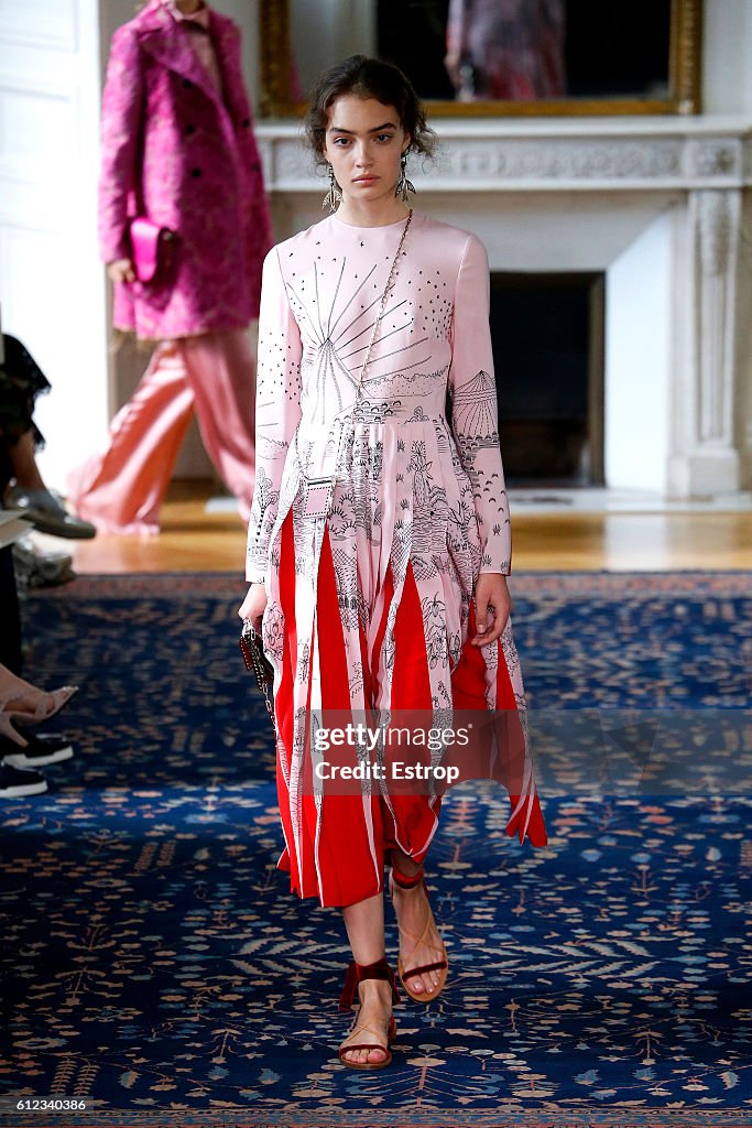 Valentino : Runway - Paris Fashion Week Womenswear Spring/Summer 2017