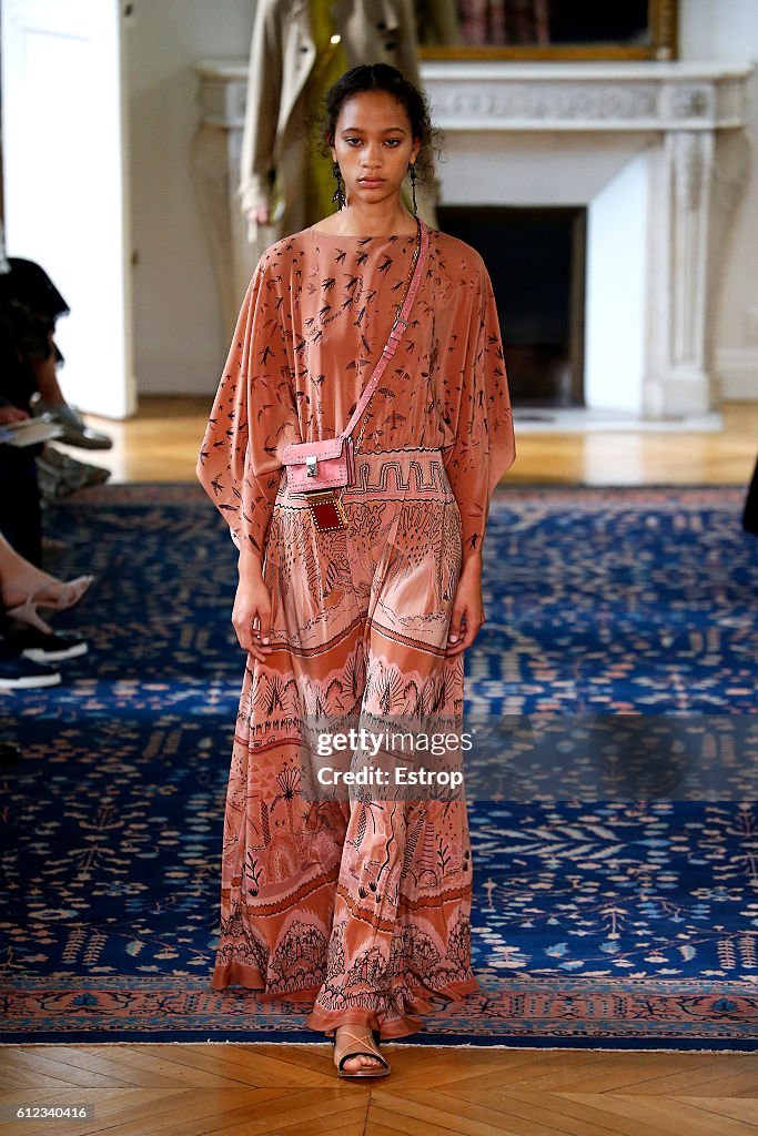 Valentino  : Runway - Paris Fashion Week Womenswear Spring/Summer 2017