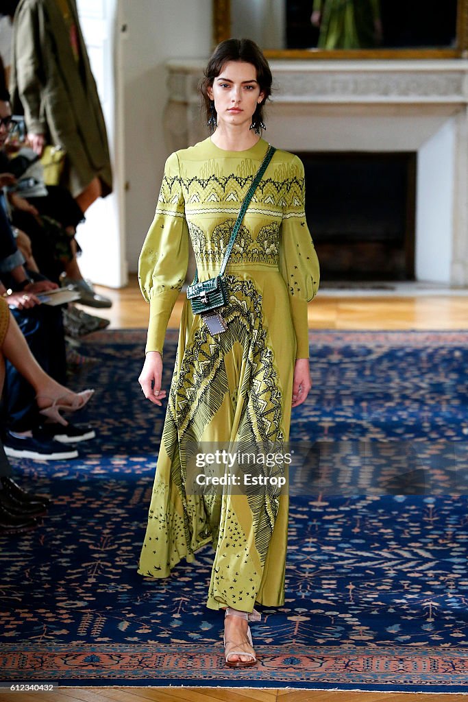 Valentino  : Runway - Paris Fashion Week Womenswear Spring/Summer 2017