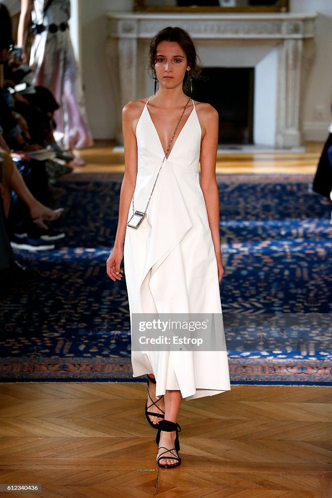 Valentino : Runway - Paris Fashion Week Womenswear Spring/Summer 2017