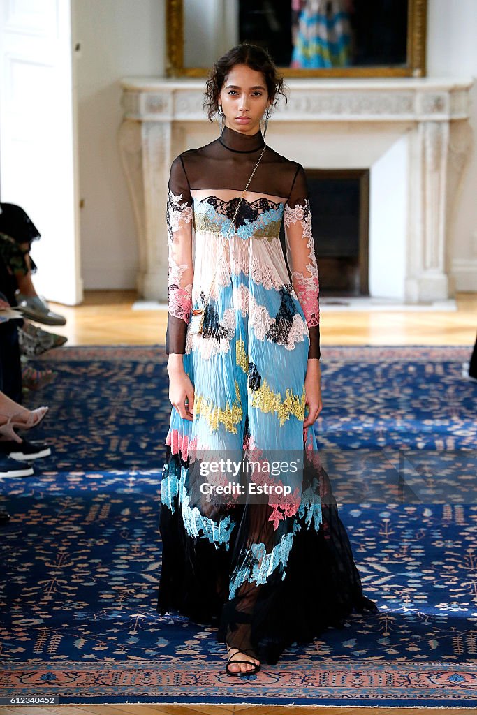 Valentino  : Runway - Paris Fashion Week Womenswear Spring/Summer 2017