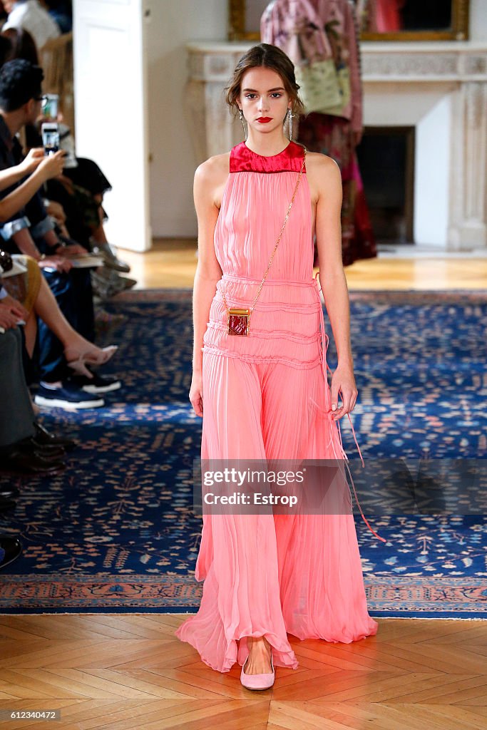 Valentino : Runway - Paris Fashion Week Womenswear Spring/Summer 2017